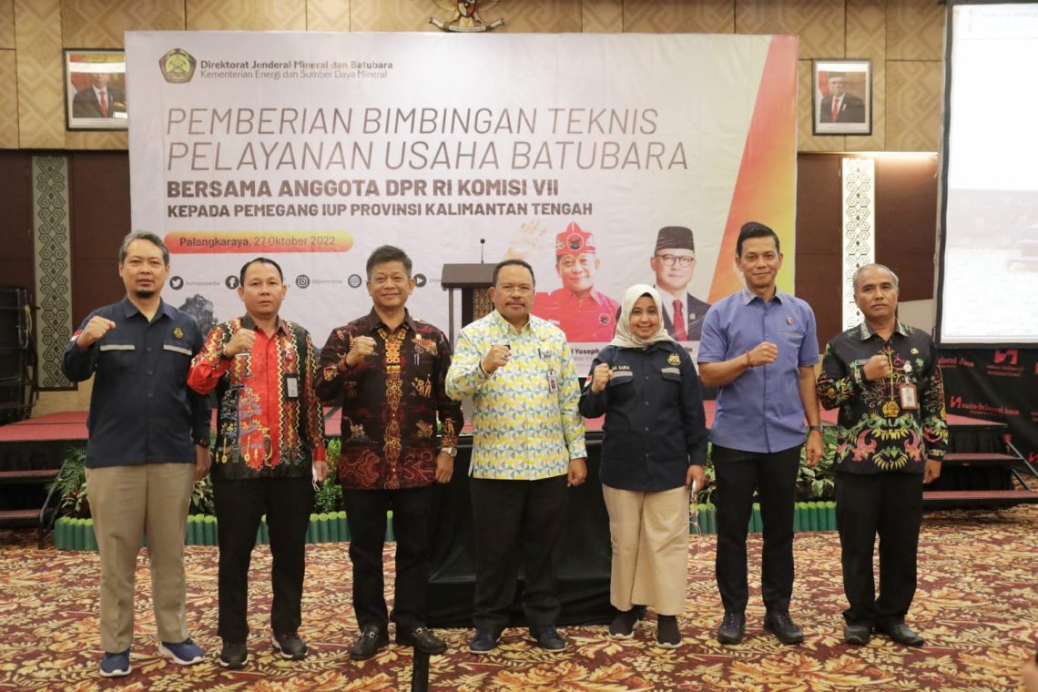 Foto bersama dengan anggota Komisi VII DPR-RI