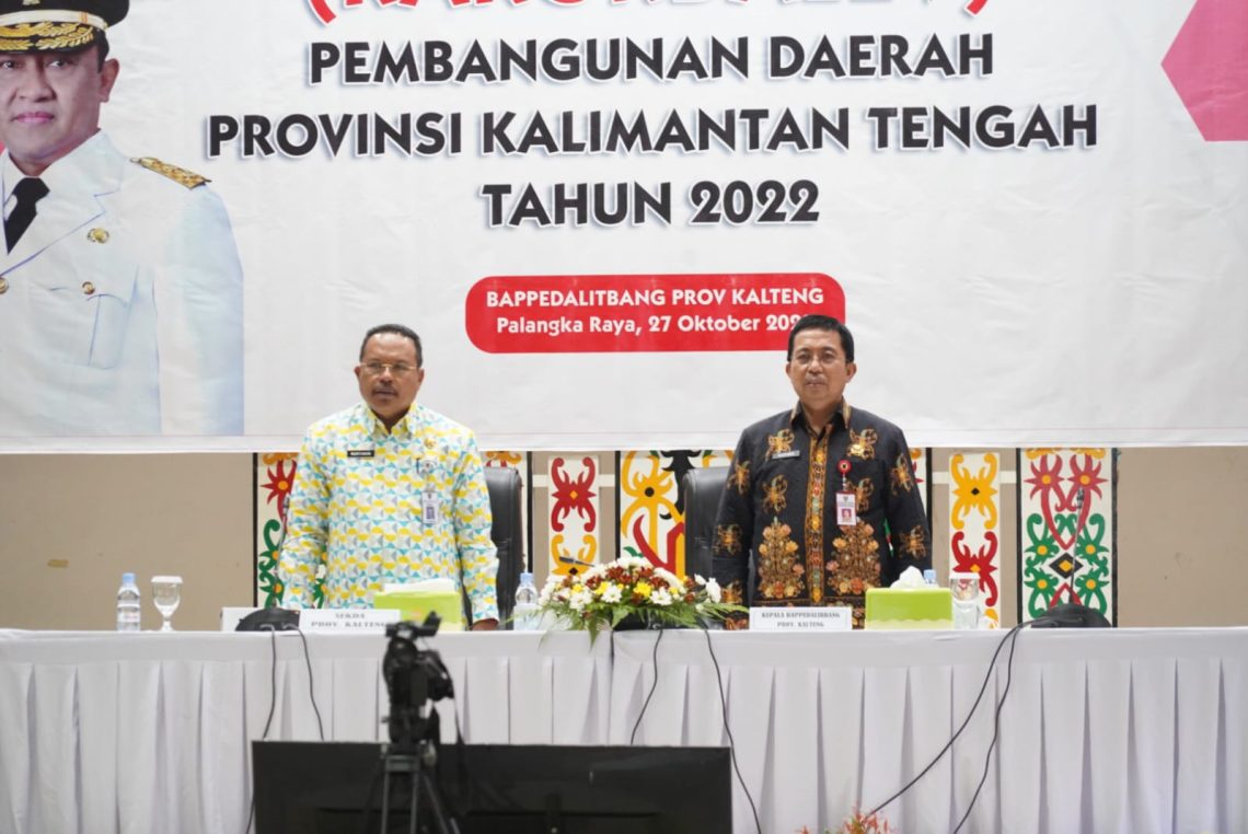 Sekretaris Daerah Prov. Kalteng H. Nuryakin didampingi Kepala Bappedalitbang Prov. Kalteng Kaspinor