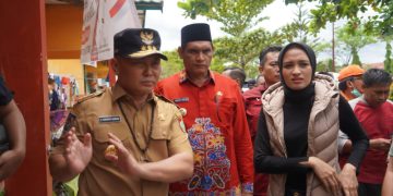 Gubernur Sugianto Sabran Tinjau Pengungsian di Puskesmas Natai Palingkau, Kobar