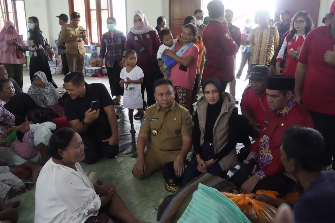 Gubernur Kalteng H. Sugianto Sabran saat meninjau tempat pengungsian warga terdampak banjir di Gedung Olahraga Gelora Remaja