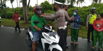 Polres Seruyan Pastikan Tali Helm Pengendara Kendaraan Berbunyi “Klik”