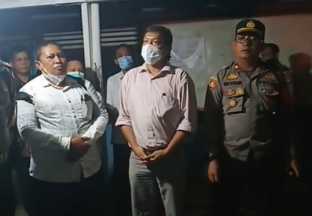 Pjs Direktur PDAM Kapuas, Kristianto, mengumumkan penganuliran keputusan penonaktifan karyawan PDAM Kapuas, Rabu (26/1/2022) sore. Foto : Lg