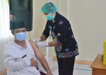 Sekda Kalteng Jalani Vaksinasi Covid-19 Tahap Kedua