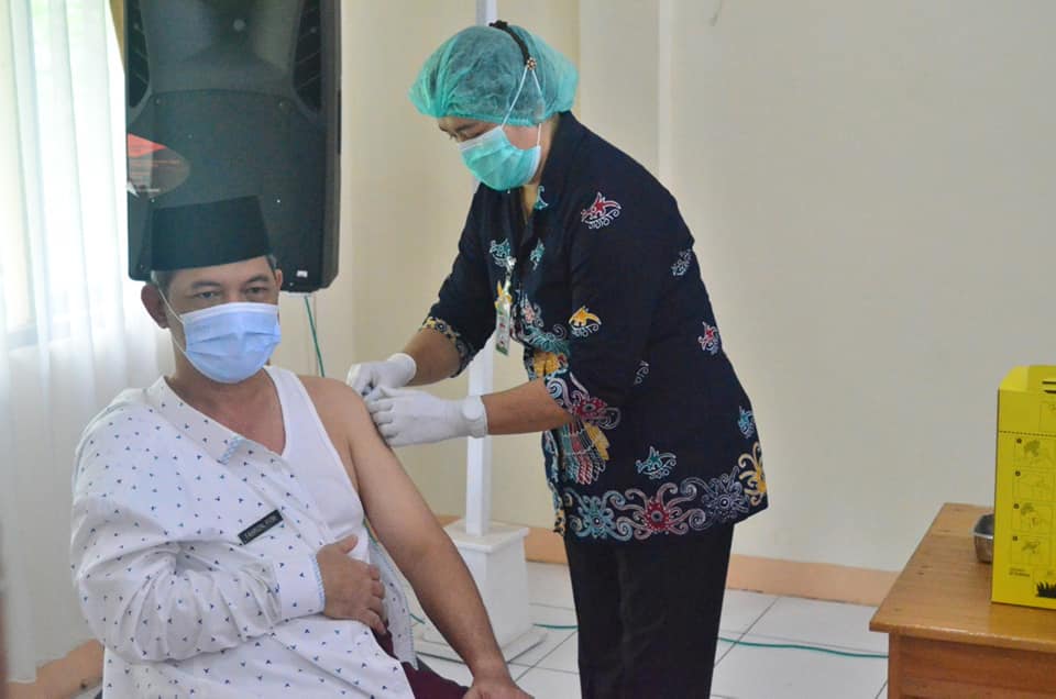 Sekretaris Daerah (Sekda) Provinsi Kalimantan Tengah (Kalteng) Fahrizal Fitri kembali mendapatkan vaksinasi Covid-19, Kamis (28/1/2021). Foto : BA