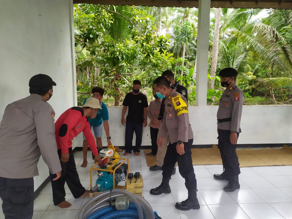 Ketua Tim Polda Kalteng AKBP Basa Emden Bajarnahor,S.I.K.,M.H., melakukan pengecekan langsung kondisi alat yang akan digunakan untuk menangani terjadinya Karhutla, Kamis (28/01/2021). Foto : Tbn