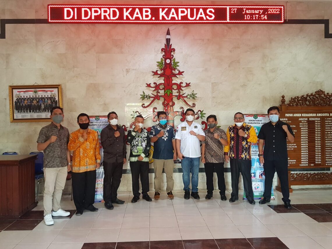 Ketua Komisi I DPRD Kabupaten HSS, Yuperi bersama jajaranya kaji banding perda Pilkades ke Dewan Kapuas, Jumat (28/1/2022). Foto : Lg