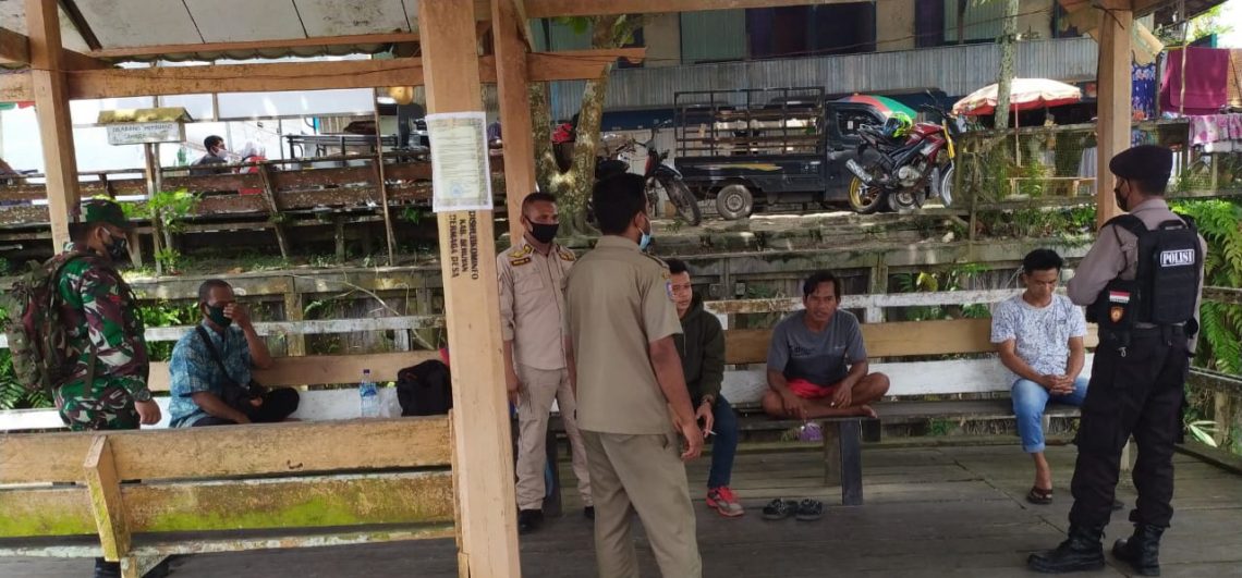 Sosialisasi penerapan prokes kepada warga Kecamatan Hanau, Kamis (28/1/2021). Foto : TN