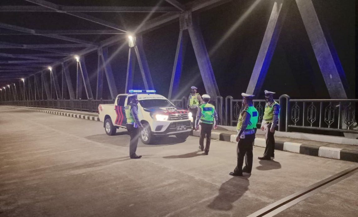 Satlantas Polres Seruyan melaksanakan  Patroli Anti Balapan Liar (Bali) yang dilaksanakan di areal-areal yang memungkinkan terjadinya balapan liar di kota Kuala Pembuang, Minggu (28/2/2021). Foto : Tbn