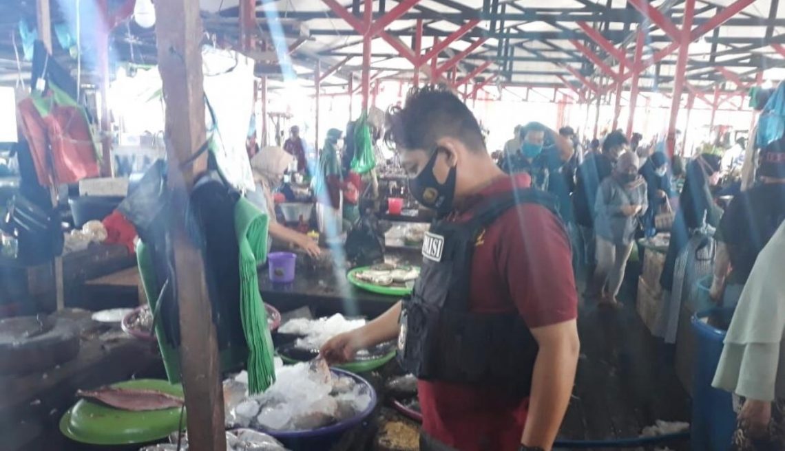 Satreskrim Polres Seruyan melakukan pengecekan bahan pangan dan kebutuhan pokok di Pasar Saik Kuala Pembuang,  Minggu (28/02/2021). Foto : TN