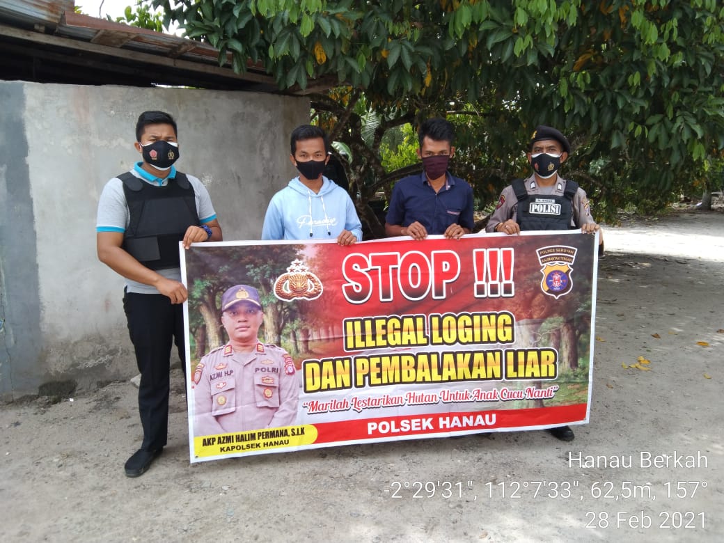 Personil Polsek Hanau melaksanakan sosialisasi  pencegahan terjadinya Illegal Logging di daerah setempat, Minggu (28/2/2021). Foto : Tbn