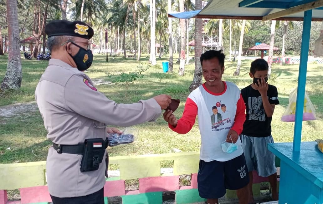 Personil Polres Seruyan melakukan operasi yustisi dengan menyasar objek wisata pantai Sungai Bakau, Minggu (28/2/2021). Foto : Tbn
