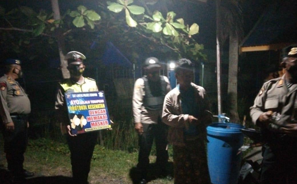 Satlantas Polres Seruyan melaksanakan pengaturan dan juga menghimbau warga untuk Patuhi Protokol Kesehatan Covid19, Khususnya saat berkendara agar menggunakan masker, Minggu (28/2/2021).Foto : Tbn
