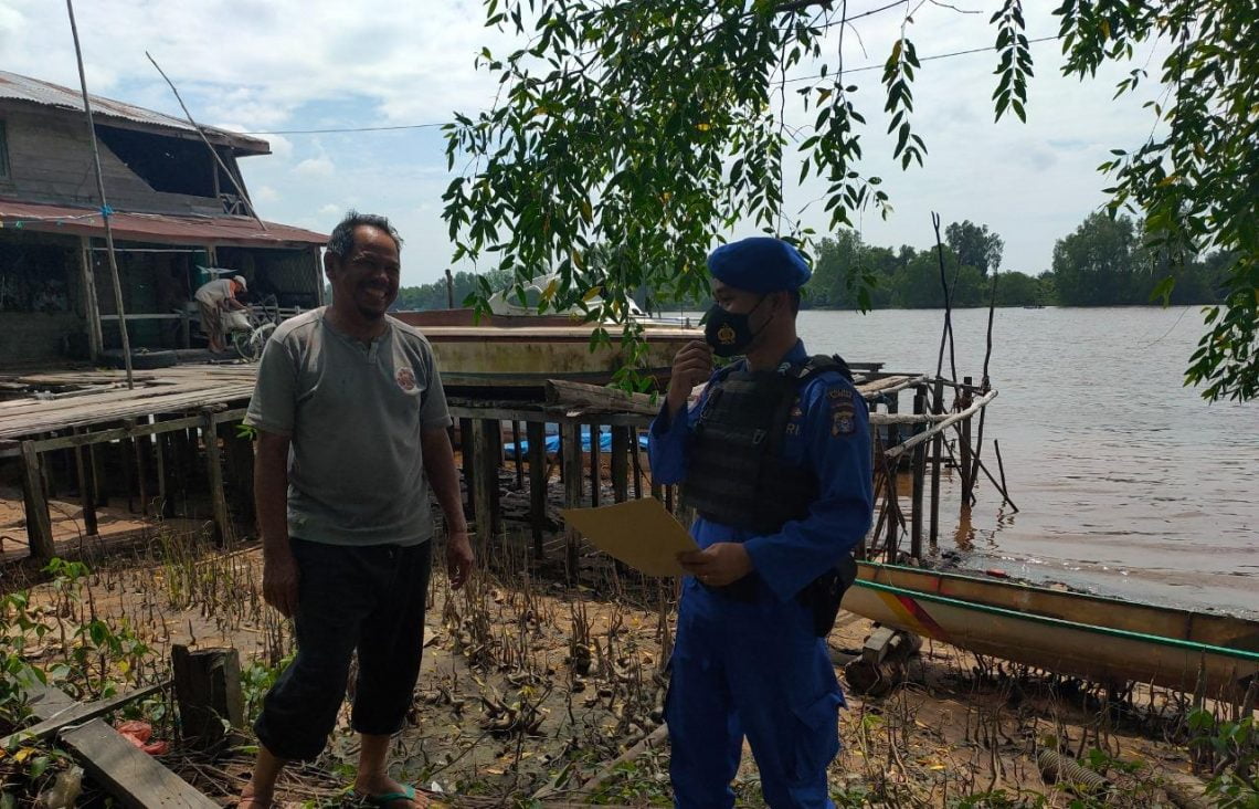 Anggota Satpolair melaksanakan patroli dialogis sekaligus melakukan Sosialisasi pencegahan di sekitar Pesisir DAS Seuyan Kuala Pembuang Kecamatan Seruyan Hilir Kabupaten Seruyan, Minggu (28/02/2021) Pagi. Foto : Tbn