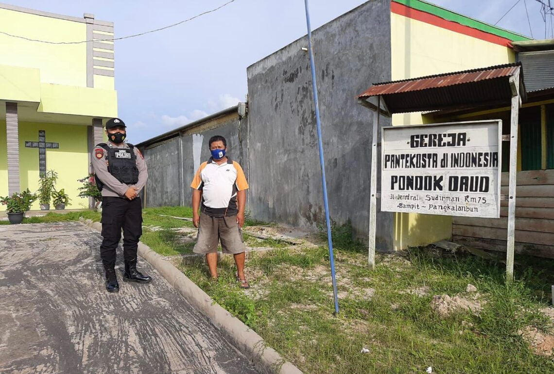 Polres Seruyan jajaran Polda Kalteng meningkatkan pengamanan di gereja dan sejumlah tempat ibadah lainnya, setelah terjadi ledakan bom bunuh diri di Gereja Katedral Makassar, Minggu (28/03/2021) pagi.  Foto : Tbn