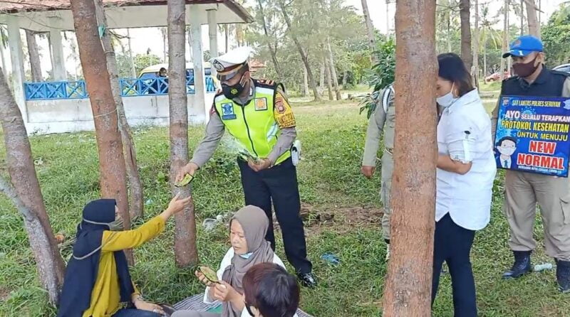 Upaya penegakkan disiplin terhadap protokol kesehatan, terus digencarkan Polres Seruyan bersama  personel gabungan seperti Satuan Polisi Pamong Praja di Sungai Bakau, Minggu (28/3/2021). Foto : Tbn