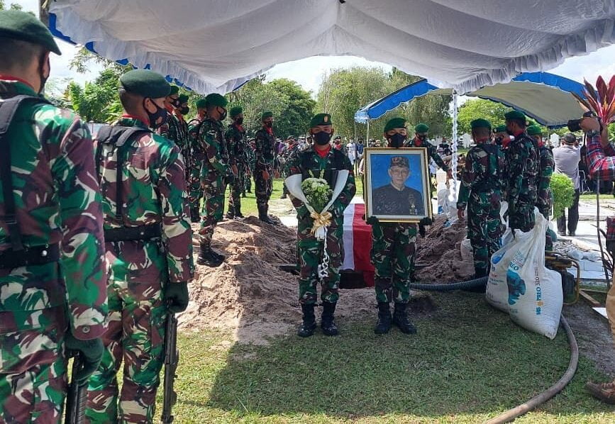 Prosesi pemakaman secara militer Almarhum Sabran Achmad di TMP Sanaman Lampang Palangka Raya, Rabu (28/4/2021). Foto : Ist