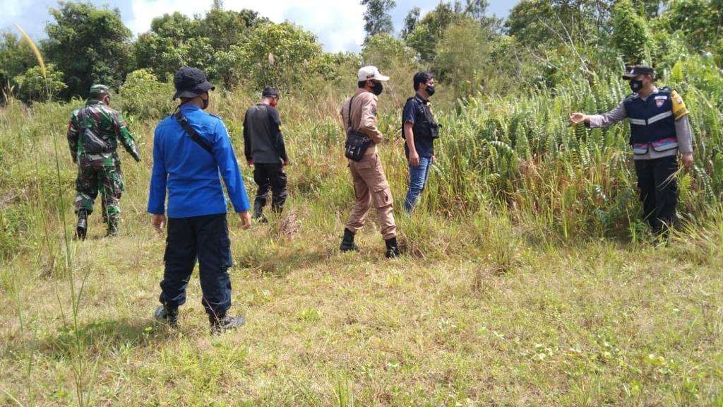 Anggota Polsek Hanau Polres Seruyan, bersama instansi terkait mengintensifkan patroli sinergisitas ke kawasan hutan di wilayah kecamatan setempat dalam pencegahan kebakaran lahan dan hutan (karhutla), Jumat (28/5/2021). Foto : Tbn