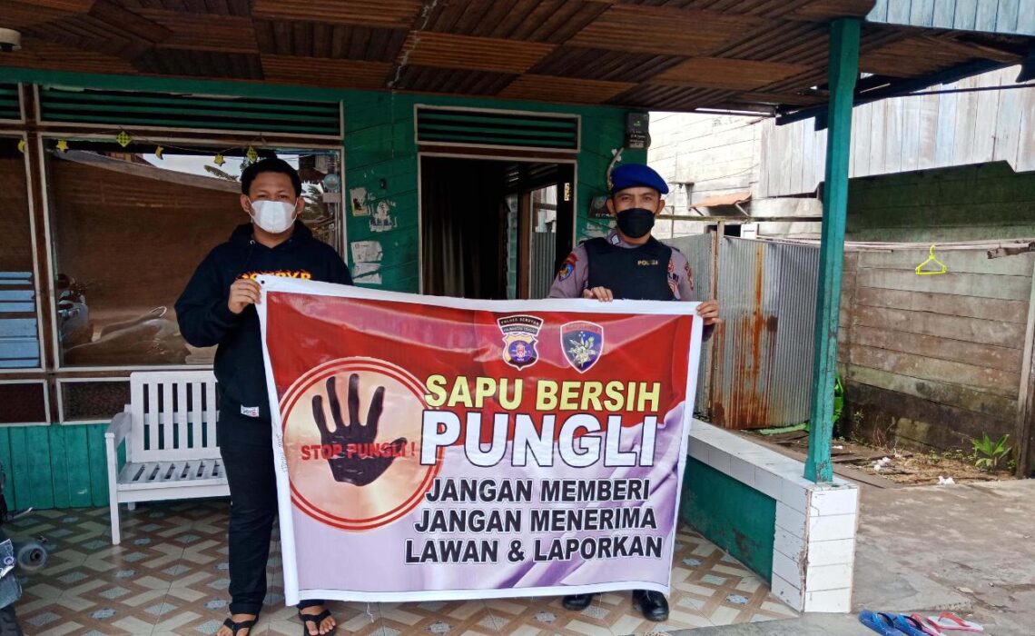 Personil Satpolairud Polres Seruyan, melaksanakan sosialisasi berupa Tatap Muka secara langsung tentang Saber Pungli di pesisir Das Seruyan, Kuala Pembuang Kelurahan Kuala Pembuang I Kec. Seruyan Hilir Kab. Seruyan, Jumat (28/05/2021) Pukul 09.00 Wib. Foto : Tbn