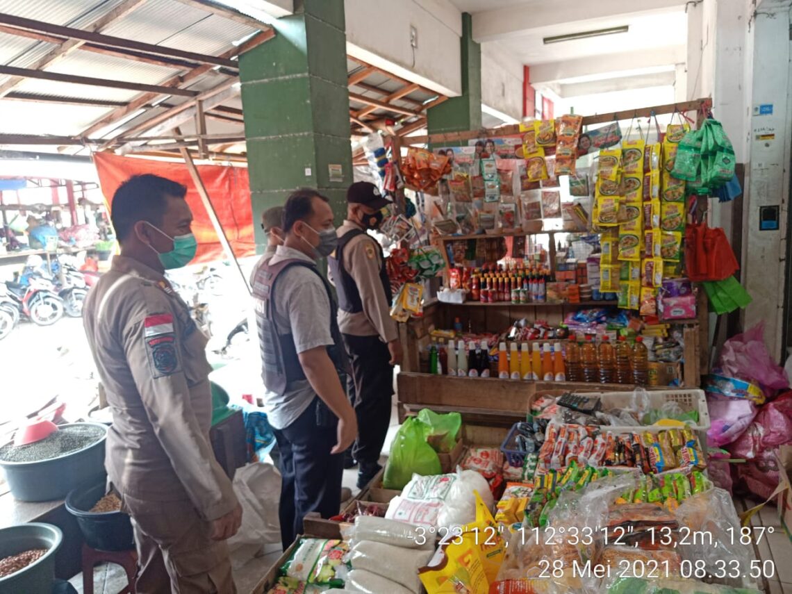 Demi menekan penyebaran Covid-19, tempat-tempat keramaian di wilayah Polres Seruyan terus dipantau dan didisiplinkan oleh Polres Seruyan dan petugas gabungan dari Polri dan Satpol PP Bertajuk Tim Yustisi, Jumat (28/5/2021). Foto : Tbn