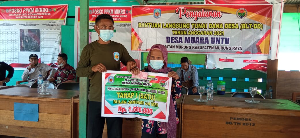 Pemerintah Desa (Pemdes) Desa Muara Untu, Kecamatan Murung, Kabupaten Murung Raya (Mura) menyalurkan Bantuan Langsung Tunai Dana Desa (BLT-DD) kepada 126 orang  Penerima Keluarga Manfaat (PKM), bertempat di Panggung Serbaguna milik desa, Kamis (27/05/2021. Foto : Kpl