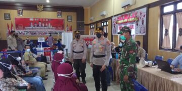 Kapolres Seruyan Tinjau Vaksinasi Massal Dalam Rangka HUT ke-75 Bhayangkara