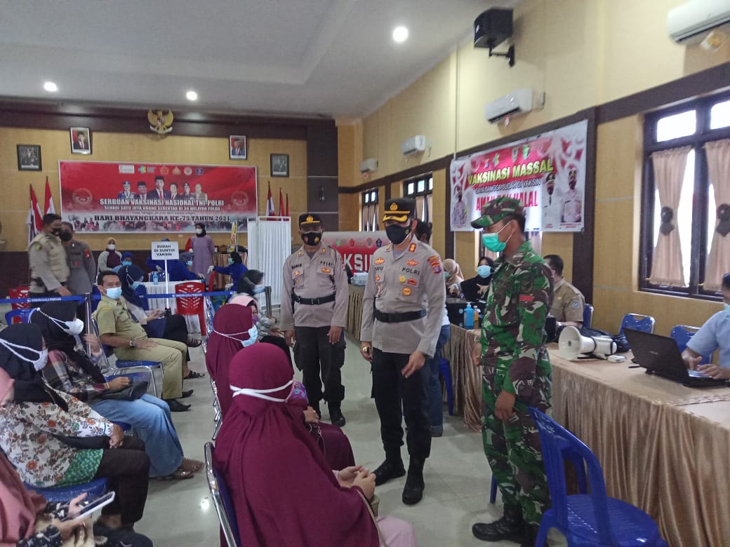 Kapolres Seruyan AKBP Bayu Wicaksono, SH, SIK, M.Si memantau vaksinasi massal lanjutan di Aula Patriatama 95 Polres Seruyan, Maskerisasi dan Bakti Sosial dalam rangka Hari Bhayangkara Ke-75 Polres Seruyan, Senin (28/6/2021). Foto : Tbn