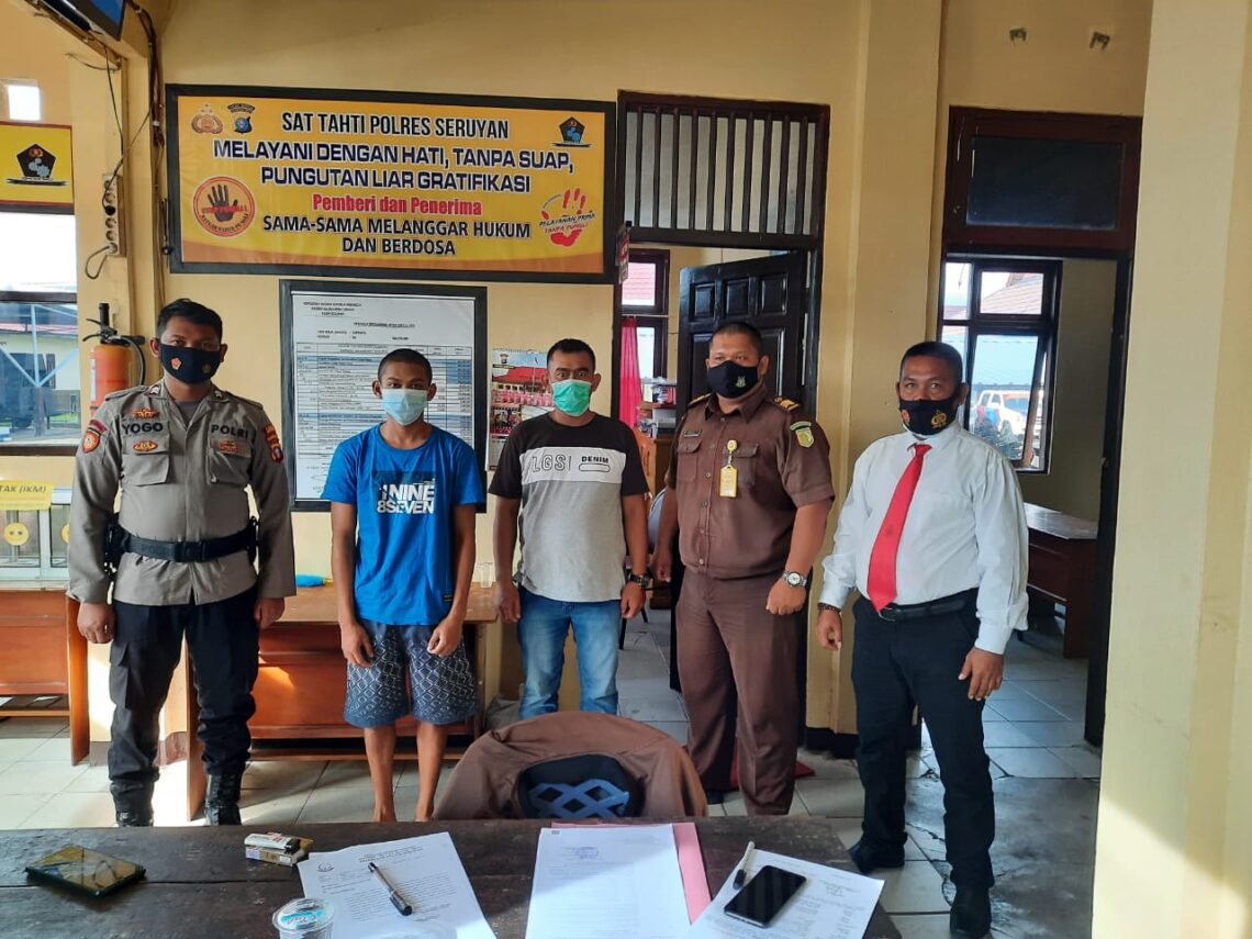 Terdakwa berinisial BAK (anak dibawah umur) dijemput oleh Staf Pembinaan Kejaksaan Negeri Seruyan, Ronald Y. Butar Butar dan Staf Dinas Sosial Kabupaten Seruyan dari Rutan Polres Seruyan di Kuala Pembuang, Senin (28/6/2021). Foto : Tbn