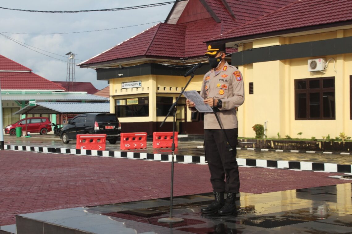 Kapolres Seruyan AKBP Bayu Wicaksono, S.H., S.I.K., M.Si memimpin apel siaga dalam rangka pengendalian covid-19 di Halaman Mako Polres Seruyan di Komplek Perkantoran Jalan Ahmad Yani Kuala Pembuang, Senin (28/06/2021). Foto : Tbn