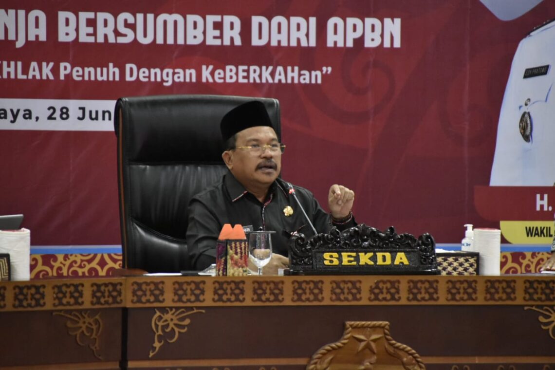 Sekretaris Daerah Prov. Kalteng Nuryakin saat membacakan sambutan tertulis Gubernur Kalteng Sugianto Sabran