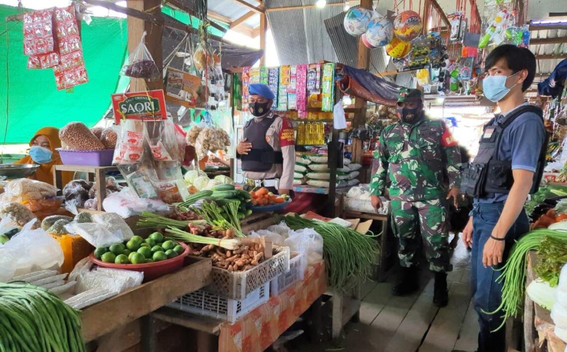 Anggota gabungan Polsek Hanau, Koramil, Sat Pol PP dan BPBD Hanau melakukan patroli menyasar tempat keramian salah satunya pasar dan Pertokoan di Pembuang Hulu Kecamatan Hanau Kabupaten Seruyan, Rabu (28/07/2021). Foto : Tbn