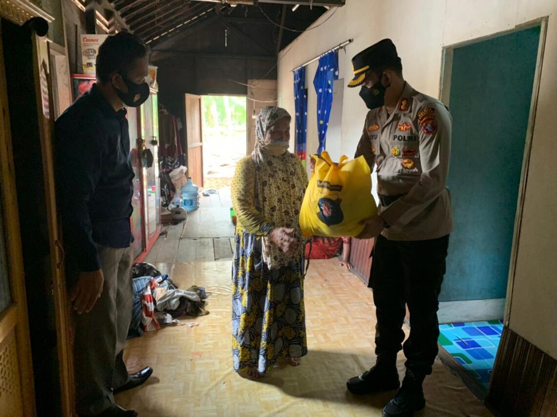 Kapolres Seruyan AKBP Bayu Wicaksono, S.H.,S.I.K.,M.Si beserta PJU Polres Seruyan, menyerahkan Bansos kepada masyarakat yang terdampak Covid-19, Rabu (28/7/2021). Foto : Tbn