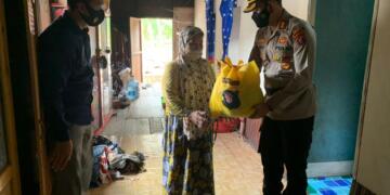 Kapolres Seruyan Serahkan Bansos Satgas Covid-19 ke Warga Terdampak