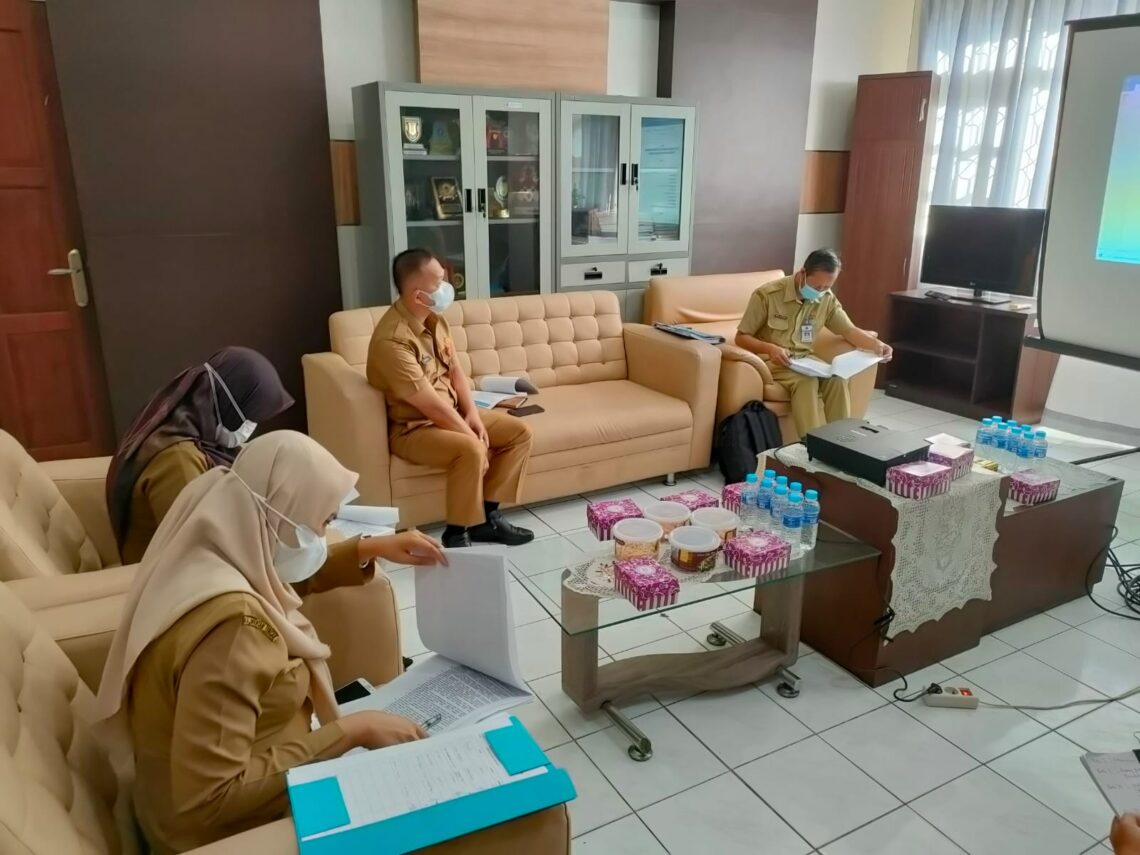 Daerah Drs. Septedy, M.Si saat pimpin rapat pembahasan Raperbup Prosedur Pengelolaan Barang Milik Daerah, bertempat di Ruang Rapat Sekretaris Daerah, Selasa (27/72021). Foto : hmskmf