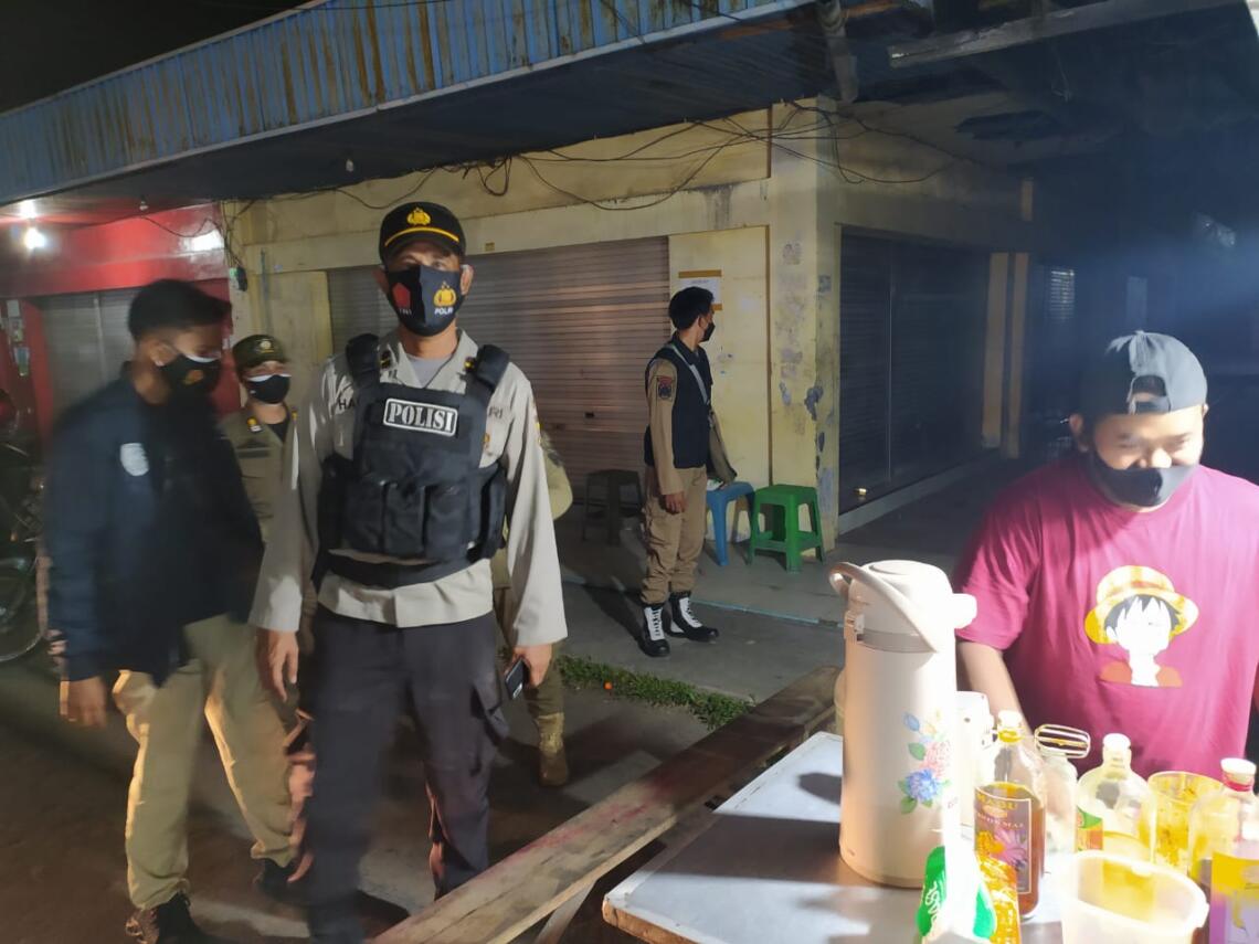 Anggota Polres Seruyan Beserta Anggota Sat Pol PP Kabupaten Seruyan di Kota Kuala Pembuang yang menyasar di Sepanjang Jalan Raya Kota Kuala Pembuang , Selasa Malam (27/07/2021). Foto : Tbn