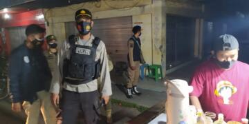 Tim Yustisi Polres Seruyan Himbau Warga Kuala Pembuang Terapan Prokes