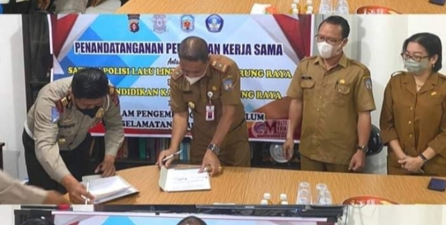 Dinas Pendidikan dan Kebudayaan (Disdikbud) Kabupaten Murung Raya (Mura) melakukan kerjasama dengan Satuan Lalu Lintas (Satlantas) Polres Murung Raya, 
Selasa (26/7/2022). Foto : Kpl
