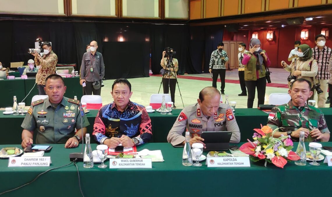 Wakil Gubernur Kalteng H. Edy Pratowo saat menghadiri secara langsung Rakorsus Penanggulangan Karhutla tahun 2022. Foto : mmc