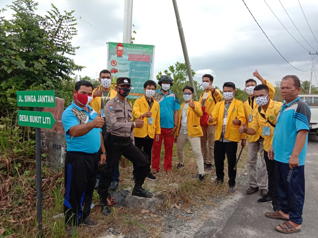 Mahasiswa KKN Periode II UPR Kelompok 48 usai melakukan pemasangan spanduk sosialisasi pencegahan kebakaran hutan dan lahan du Desa Petuk Liti. Foto : Ist