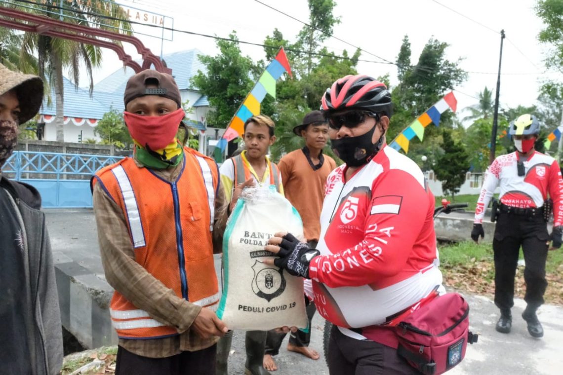 Kapolda Kalteng Irjen Pol. Drs. Dedi Prasetyo, M.Hum., M.Si., M.M bersama pejabat utama, sambil bersepeda keliling Kota Palangka Raya membagikan paket sembako, Jumat (28/08/2020) pagi. Foto : Tbn