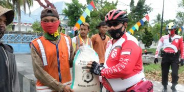Sambil Gowes, Kapolda Kalteng Bagikan Sembako