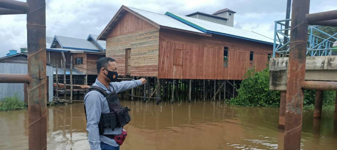Polsek Danau Sembuluh Pantau dan Sosialisasikan Kenaikan Debit Air, Sabtu (28/8/2021). Foto : Tbn