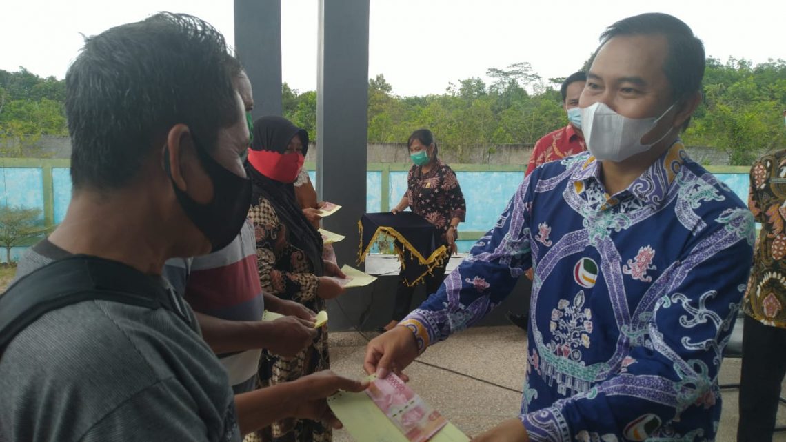 Bantuan Sosial Tunai (BST) yang bersumber dari APBD Kabupaten Lamandau untuk warga terdampak Covid- 19 secara resmi disalurkan kepada masyarakat Kecamatan Bulik, di halaman kantor Bank Kalteng Jalan Pangeran Antasari Kabupaten Lamandau Kalimantan Tengah. Foto : By