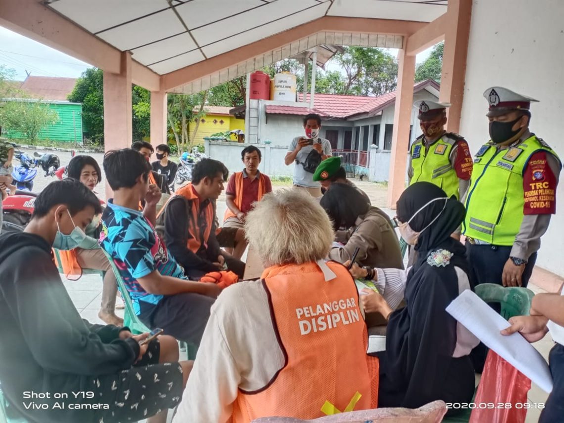 Petugas gabungan akan langsung menindak dan memberikan sanksi sosial maupun sanksi administratif bagi pelanggar Inpres nomor 6 tahun 2020 tentang Protokol Kesehatan dan Peraturan Bupati (Perbup) Lamandau nomor 73 tahun 2020, Senin (28/9/2020). Foto : By