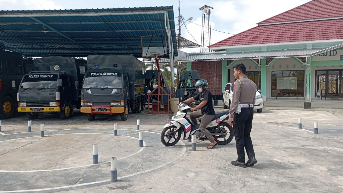 Ujian praktek SIM C (sepeda motor) di Satlantas Polres Seruyan, Rabu (28/9/2022). Foto : TN