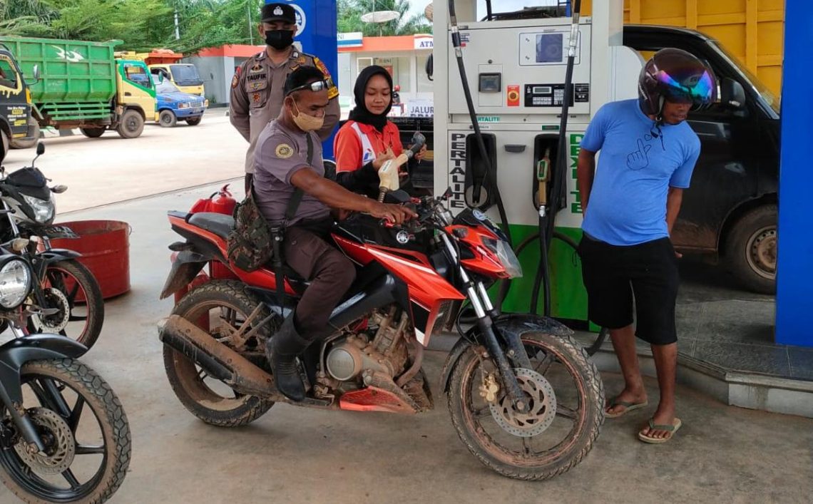 Aparat Polsek Danau Sembuluh saat mengawasi SPBU, Rabu (28/9/2022). Foto : TN