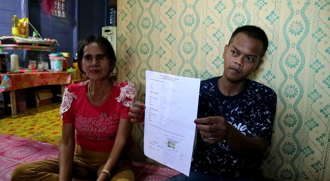 Viral pemuda perjaka di Buntok, Kabupaten Barito Selatan, Kalimantan Tengah Rizky (26) menikahi nenek Armina dengan sapaan 'Luna Maya' Berusia 62 tahun. Foto : den