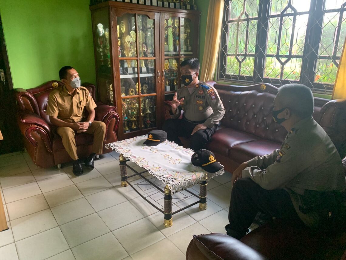 Kapolres Seruyan AKBP Bayu Wicaksono, S.H., S.I.K., M.Si melalui Kasat Binmas AKP Wawan Aryana dan Personil Sat Binmas Untuk mewujudkan kebersamaan dan kemitraan, melaksanakan tatap muka dan bersilaturahmi dengan Kepala Sekolah SMKN 1 Kuala Pembuang, Selasa (28/9/2021). Foto : Tbn