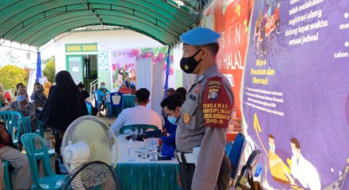 Polsek Danau Sembuluh dalam rangka sukseskan vaksinasi terhadap lansia, tenaga pendidik , pelayan publik dan nakes bersama UPTD Puskesmas Danau Sembuluh, Selasa (28/9/2021). Foto : TN