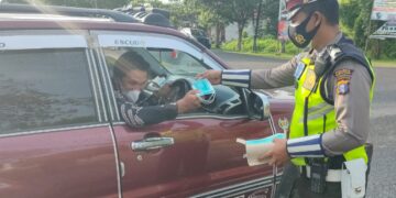 Sat Lantas Polres Seruyan Bagikan Masker