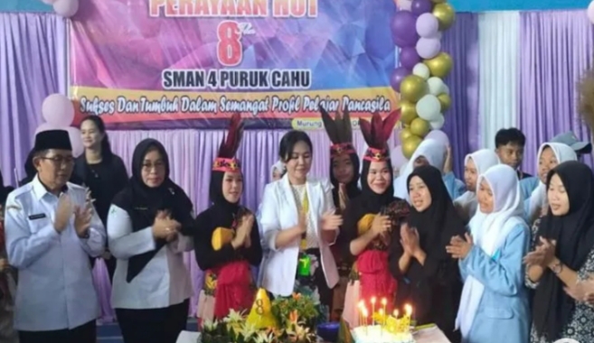 Wabup Murung Raya, Rejikinoor saat menghadiri perayaan Hari Ulang Tahun (HUT) ke-8 SMAN 1 Puruk Cahu yang dilaksanakan di gedung serbaguna di Desa Muara Untu, Kecamatan Murung, Rabu (26/10/2022). Foto : Kpl